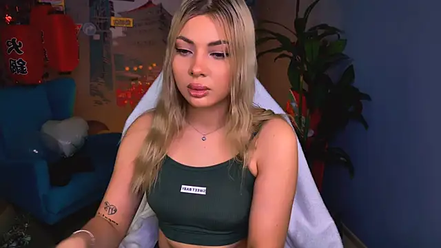 Snapshot of HyileyClark chatting on February 24, 9:18 am HyileyClark online show from February 24, 9:18 am