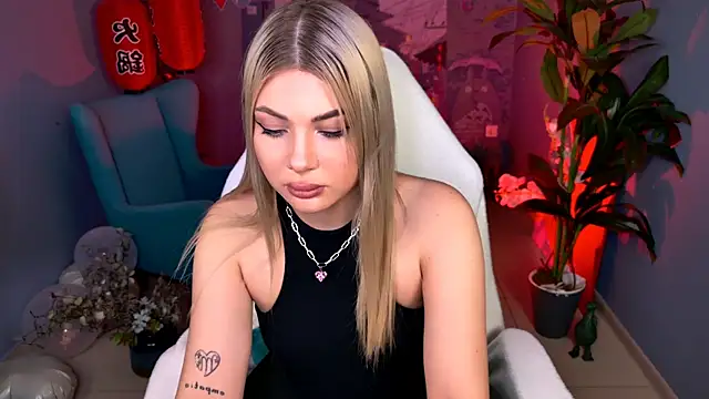 Snapshot of HyileyClark chatting on March 2, 3:19 pm HyileyClark online show from March 2, 3:19 pm