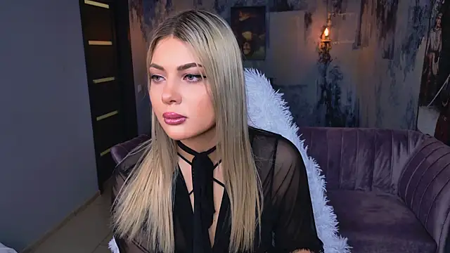 Snapshot of HyileyClark chatting on March 4, 9:15 am HyileyClark online show from March 4, 9:15 am