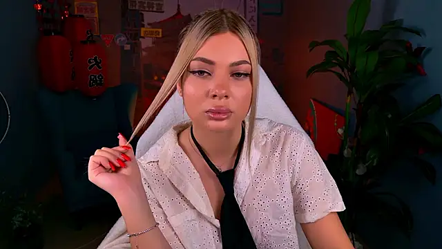 Snapshot of HyileyClark chatting on March 6, 9:17 am HyileyClark online show from March 6, 9:17 am