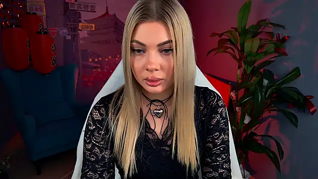 Snapshot of HyileyClark chatting on March 10, 9:14 am HyileyClark online show from March 10, 9:14 am