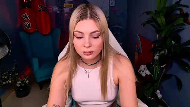 Snapshot of HyileyClark chatting on March 15, 11:16 am HyileyClark online show from March 15, 11:16 am