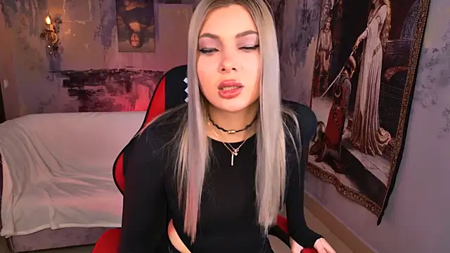 Snapshot of HyileyClark chatting on March 20, 9:36 am HyileyClark online show from March 20, 9:36 am