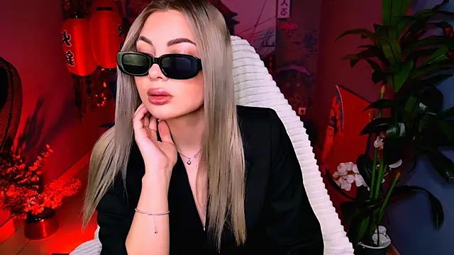 Snapshot of HyileyClark chatting on March 24, 9:47 am HyileyClark online show from March 24, 9:47 am