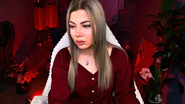 Snapshot of HyileyClark chatting on March 25, 9:15 am HyileyClark online show from March 25, 9:15 am