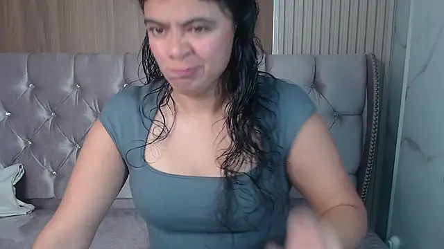 Snapshot of Evangeline_b chatting on December 5, 12:58 pm Evangeline b online show from December 5, 12:58 pm