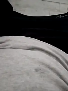 erdestruttor18 online show from December 3, 1:42 pm