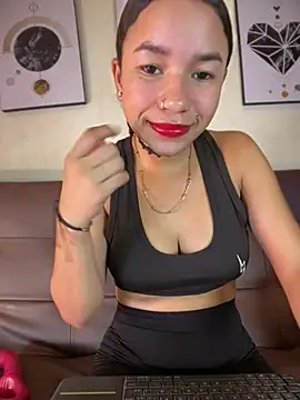 Snapshot of ZoeyFierce chatting on February 13, 1:07 pm ZoeyFierce online show from February 13, 1:07 pm