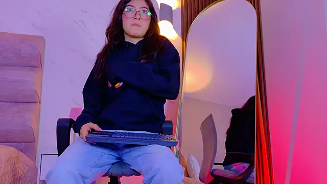 Mia Cullen online show from February 5, 11:48 am