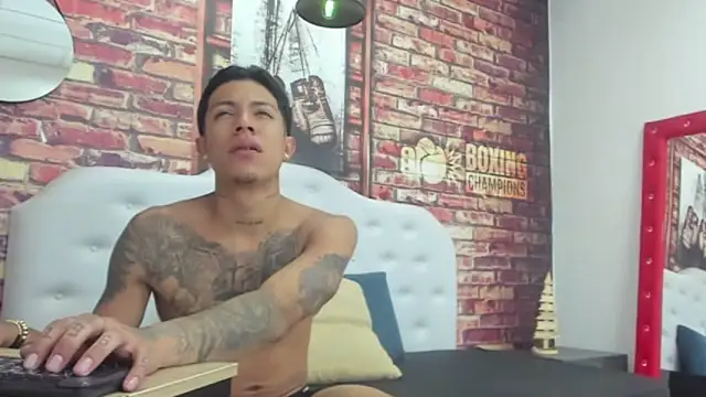 Snapshot of brian_tattoo chatting on December 18, 9:10 pm brian tattoo online show from December 18, 9:10 pm