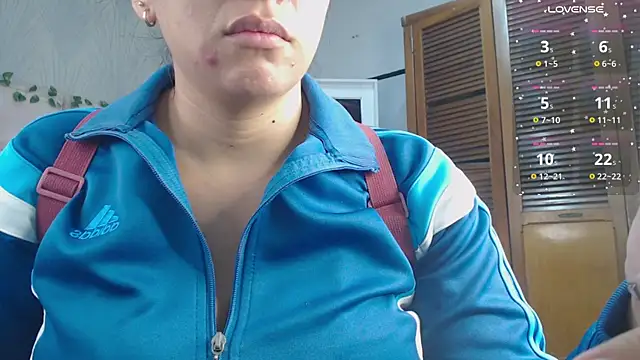 Snapshot of KaylaVonn chatting on December 17, 5:02 am KaylaVonn online show from December 17, 5:02 am