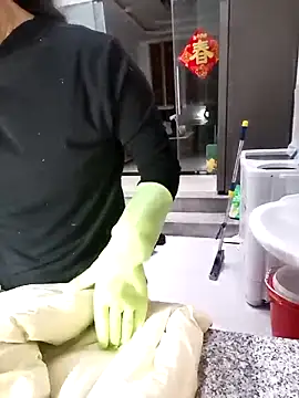 Snapshot of mimi2052 chatting on December 15, 12:59 am mimi2052 online show from December 15, 12:59 am