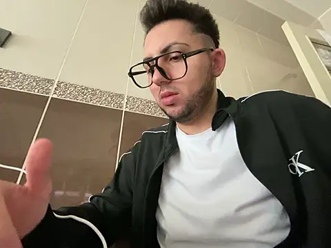 Snapshot of mcylzsd chatting on December 15, 10:52 am mcylzsd online show from December 15, 10:52 am