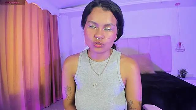 Snapshot of CloeEvans0 chatting on December 4, 7:55 pm CloeEvans0 online show from December 4, 7:55 pm