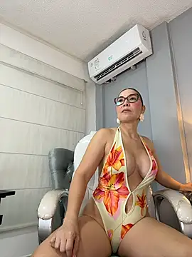 AnnaJaimes online show from June 20, 10:56 pm