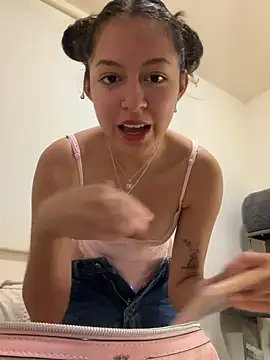Snapshot of Alicatcua_ chatting on May 6, 2:29 am Alicatcua online show from May 6, 2:29 am