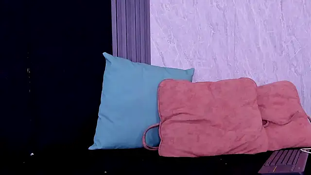 Snapshot of scarlett_jhon chatting on December 17, 2:23 pm scarlett jhon online show from December 17, 2:23 pm