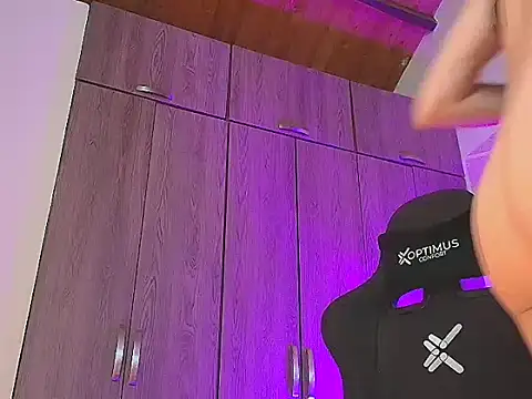 Snapshot of Doll_Dollys_ chatting on December 5, 1:36 am Doll Dollys online show from December 5, 1:36 am