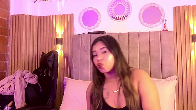 Snapshot of Lunaartistry chatting on December 17, 3:01 am Lunaartistry online show from December 17, 3:01 am