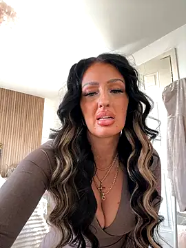 Snapshot of Lolaxox_ chatting on December 19, 11:28 am Lolaxox online show from December 19, 11:28 am