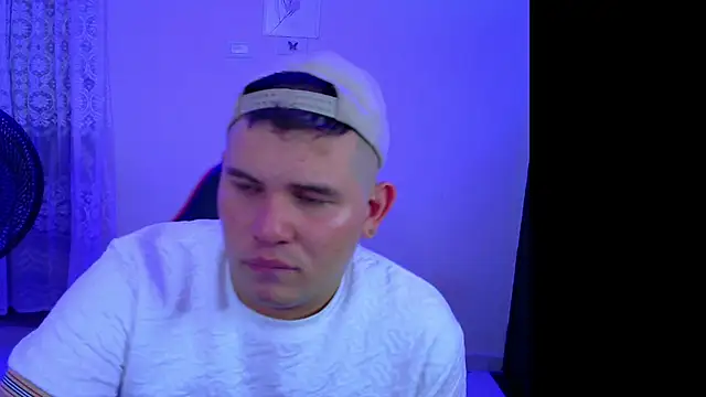 Snapshot of ian_david_Xxx chatting on December 13, 10:48 pm ian david Xxx online show from December 13, 10:48 pm