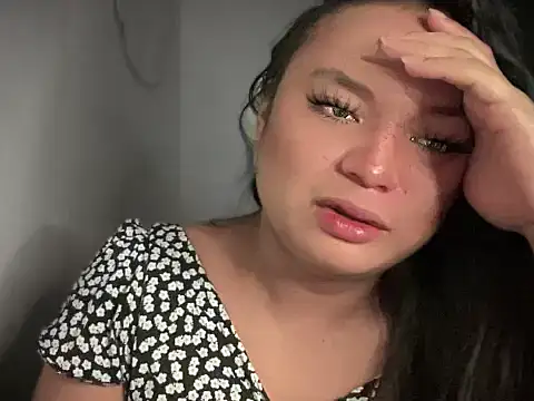 Snapshot of lovinglyours_joanna chatting on December 21, 6:31 am lovinglyours joanna online show from December 21, 6:31 am