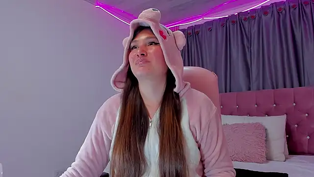 Snapshot of AngieG02_ chatting on December 16, 3:11 am AngieG02 online show from December 16, 3:11 am