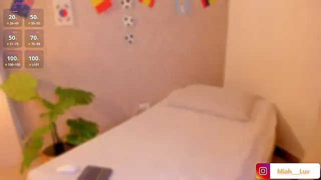 Snapshot of miah_luv chatting on June 15, 7:49 pm miah luv online show from June 15, 7:49 pm
