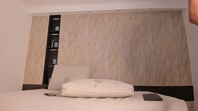 Snapshot of ayla_velt chatting on February 18, 7:43 pm ayla velt online show from February 18, 7:43 pm