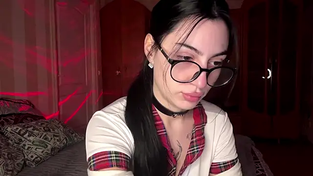 Snapshot of Radiant_Luna chatting on December 13, 10:37 pm Radiant Luna online show from December 13, 10:37 pm