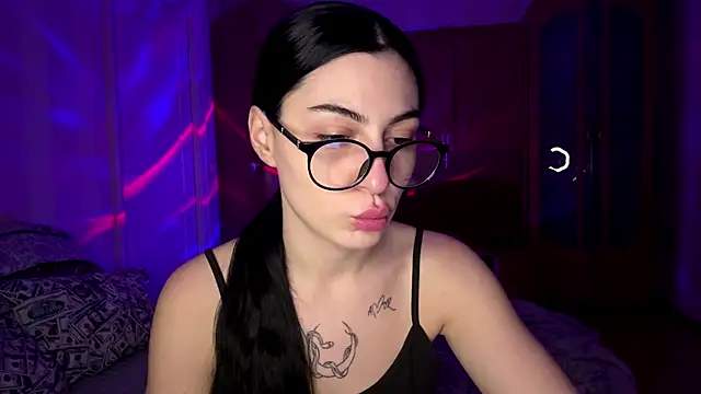 Snapshot of Radiant_Luna chatting on December 16, 9:09 pm Radiant Luna online show from December 16, 9:09 pm