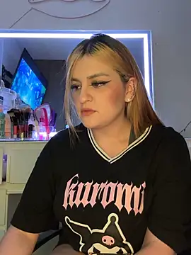 Snapshot of kira_velour chatting on December 16, 12:26 am kira velour online show from December 16, 12:26 am