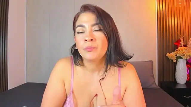 Snapshot of Meggan_Moree chatting on March 28, 7:02 pm Meggan Moree online show from March 28, 7:02 pm