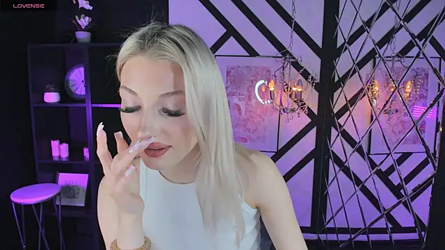 Snapshot of Anora_Less chatting on December 4, 12:25 pm Anora Less online show from December 4, 12:25 pm