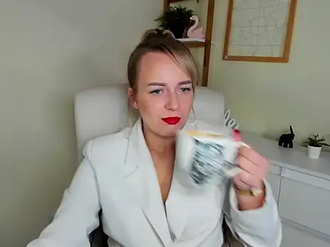 Snapshot of Karenblond chatting on December 3, 6:21 am Karenblond online show from December 3, 6:21 am