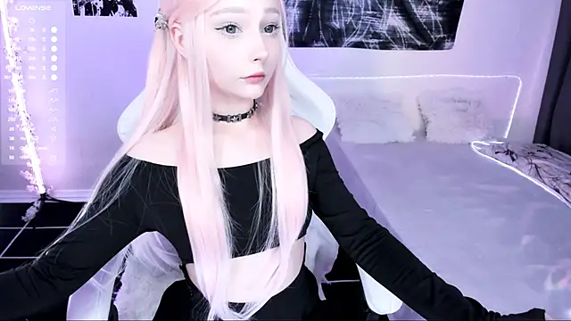 Snapshot of lyric4 chatting on December 17, 5:35 am lyric4 online show from December 17, 5:35 am