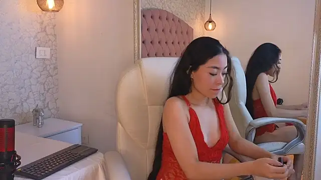 Snapshot of viiolet_whitee chatting on December 15, 8:13 pm viiolet whitee online show from December 15, 8:13 pm