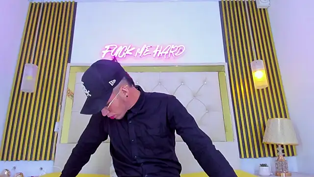 Snapshot of SteelAdonis_ chatting on December 15, 6:17 am SteelAdonis online show from December 15, 6:17 am