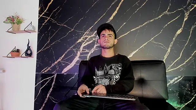 Snapshot of master_king_777 chatting on December 18, 8:26 pm master king 777 online show from December 18, 8:26 pm