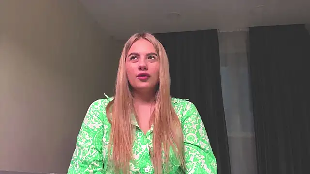 Snapshot of ShirlStyer chatting on December 4, 1:53 pm ShirlStyer online show from December 4, 1:53 pm