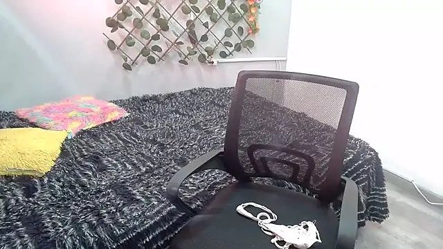 Andreaebony online show from February 9, 1:04 pm