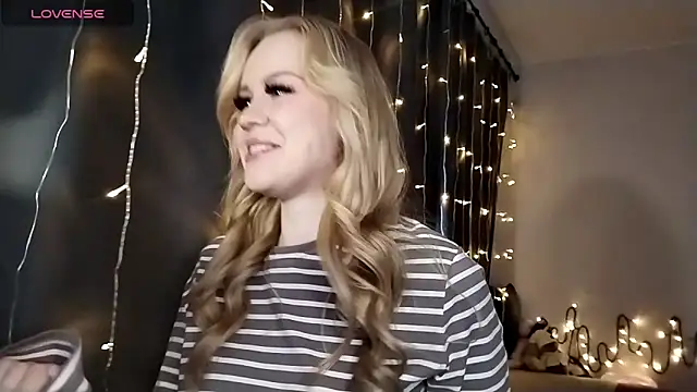 LunaPeony online show from December 16, 6:51 am