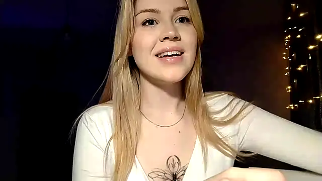 LunaPeony online show from March 12, 6:36 pm