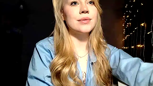 LunaPeony online show from March 31, 8:31 pm