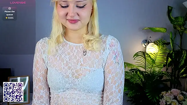 Snapshot of LeslieeWalker chatting on December 14, 5:07 pm LeslieeWalker online show from December 14, 5:07 pm