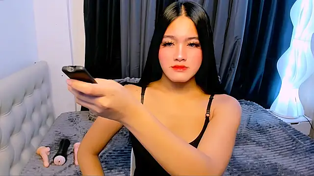 HollyMariee online show from December 5, 10:24 am