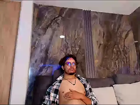 Snapshot of EnzoDarkwood chatting on December 2, 1:39 pm EnzoDarkwood online show from December 2, 1:39 pm