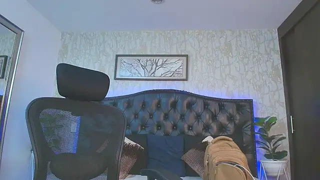 Snapshot of Lander_Cruz chatting on February 18, 8:05 pm Lander Cruz online show from February 18, 8:05 pm