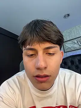 Snapshot of Lander_Cruz chatting on February 19, 8:27 pm Lander Cruz online show from February 19, 8:27 pm