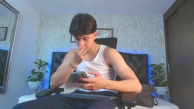 Snapshot of Lander_Cruz chatting on February 26, 7:35 pm Lander Cruz online show from February 26, 7:35 pm